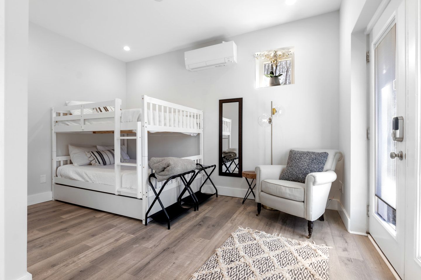 Spectacular Luxurious Container with Outdoor Hot-Tub and Fire Pit in North Carolina