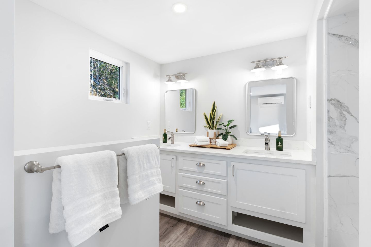 Spectacular Luxurious Container with Outdoor Hot-Tub and Fire Pit in North Carolina