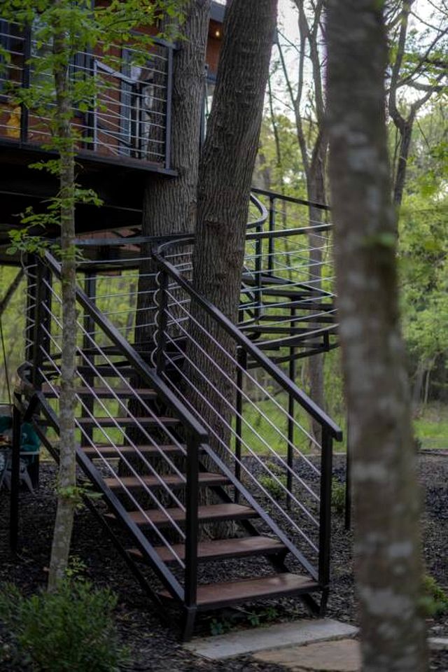 Spectacular Luxurious Tree House with Jacuzzi and Fire Pit in Texas