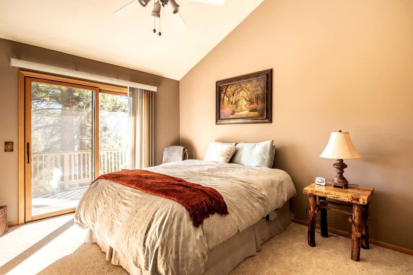 Spectacular Mountain Retreat: Big Cabin with Spa & Pool Table in Big Bear, California