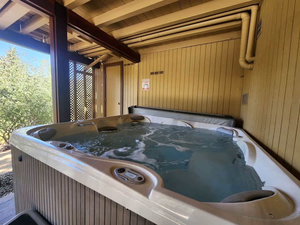 Spectacular Mountain Retreat: Big Cabin with Spa & Pool Table in Big Bear, California