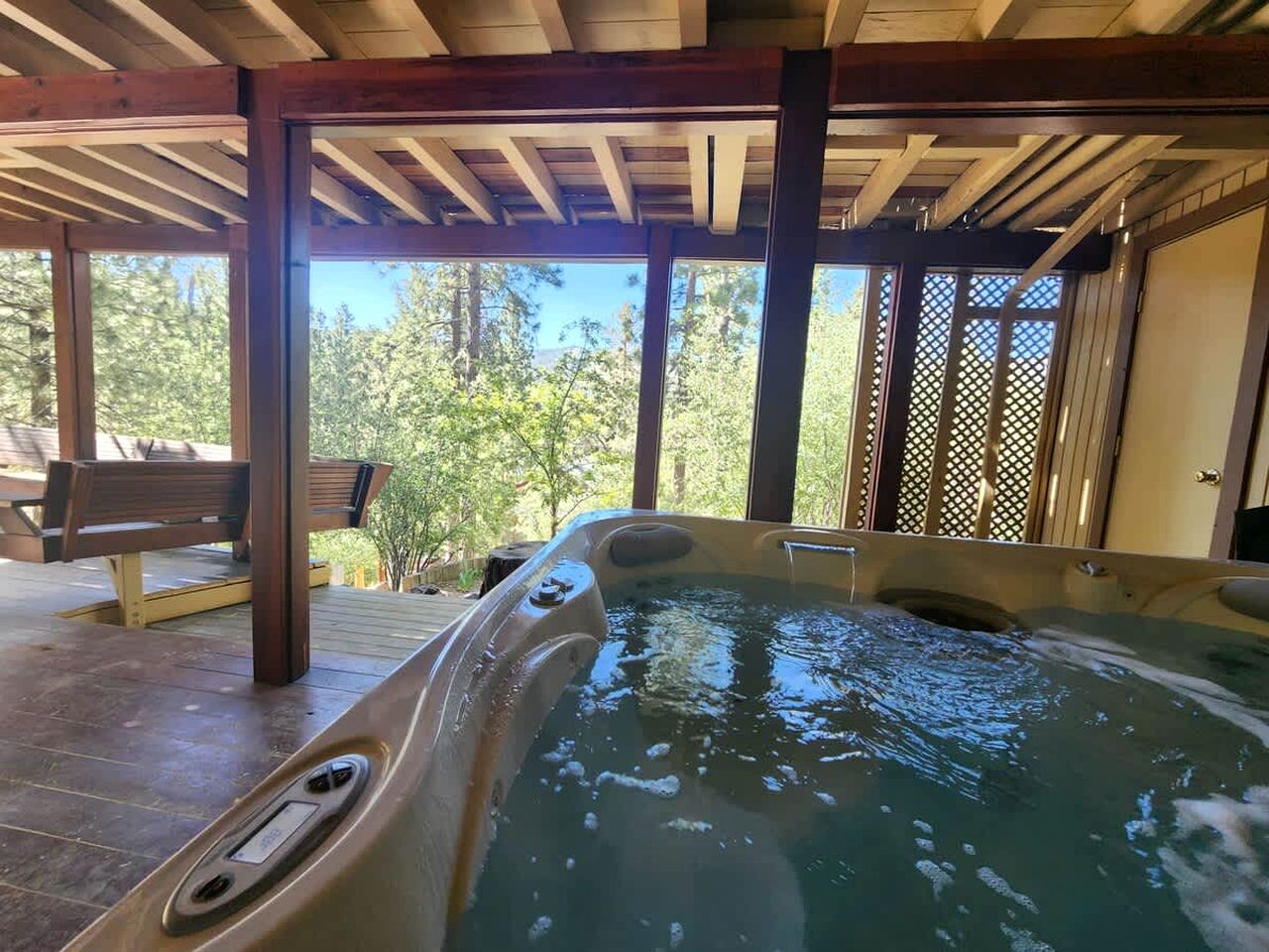 Spectacular Mountain Retreat: Big Cabin with Spa & Pool Table in Big Bear, California