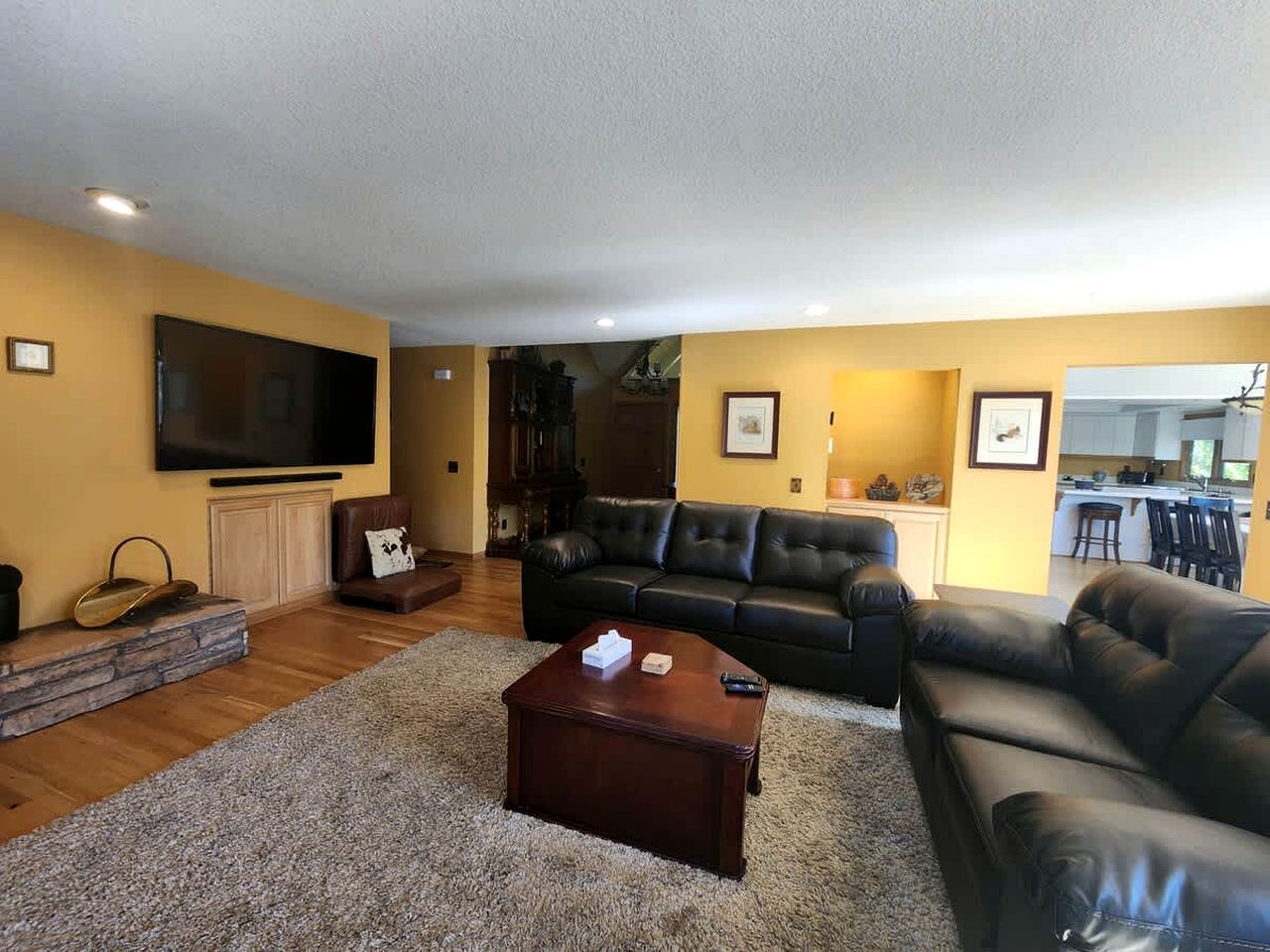 Spectacular Mountain Retreat: Big Cabin with Spa & Pool Table in Big Bear, California