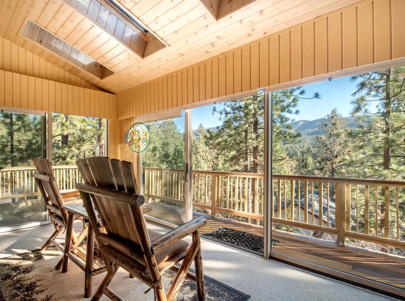 Spectacular Mountain Retreat: Big Cabin with Spa & Pool Table in Big Bear, California