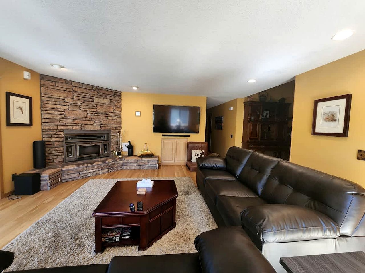 Spectacular Mountain Retreat: Big Cabin with Spa & Pool Table in Big Bear, California