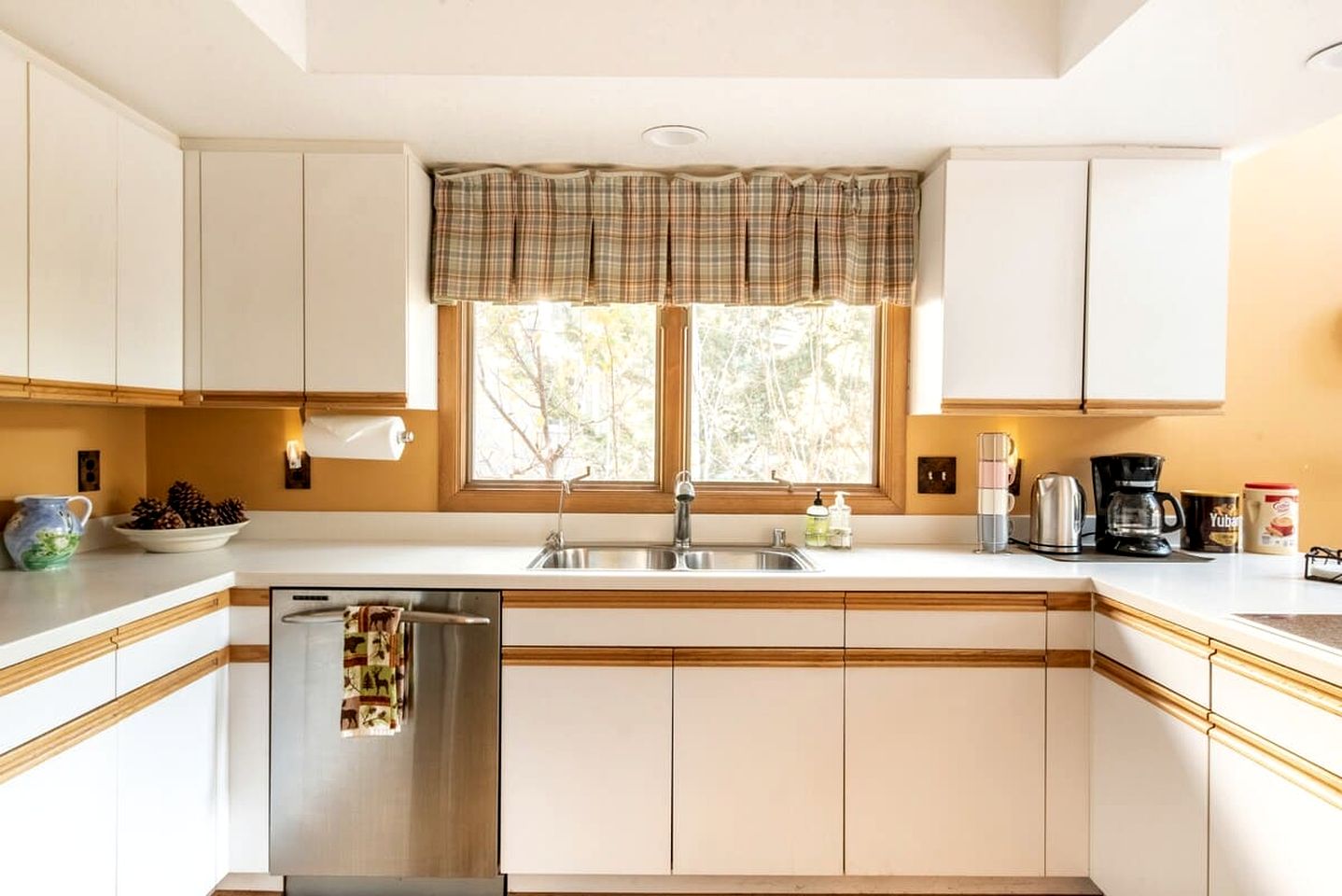 Spectacular Mountain Retreat: Big Cabin with Spa & Pool Table in Big Bear, California