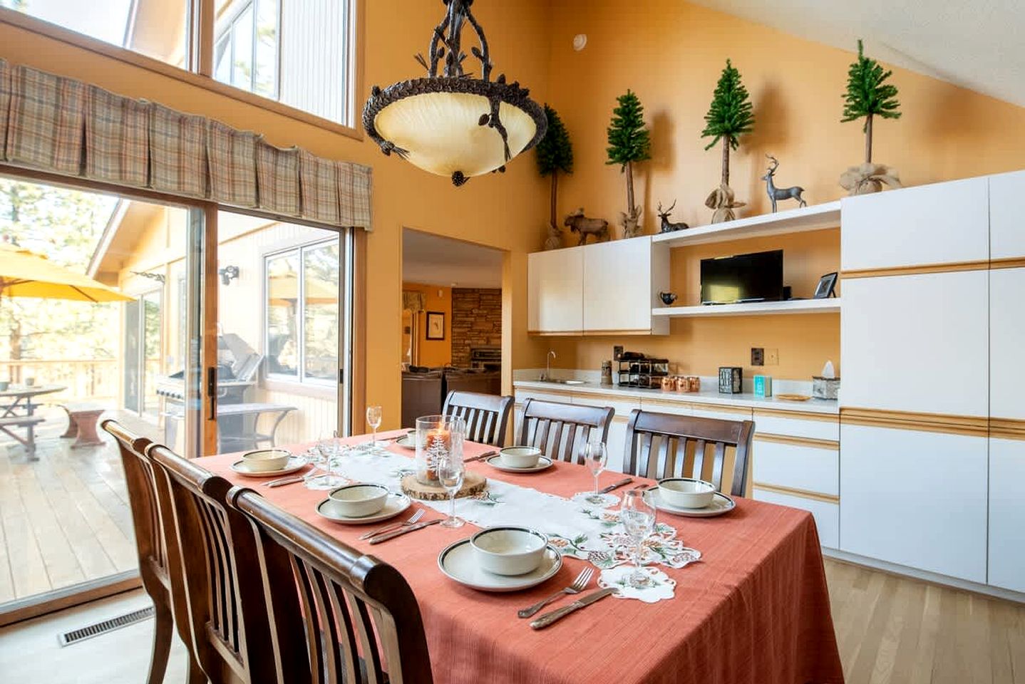 Spectacular Mountain Retreat: Big Cabin with Spa & Pool Table in Big Bear, California