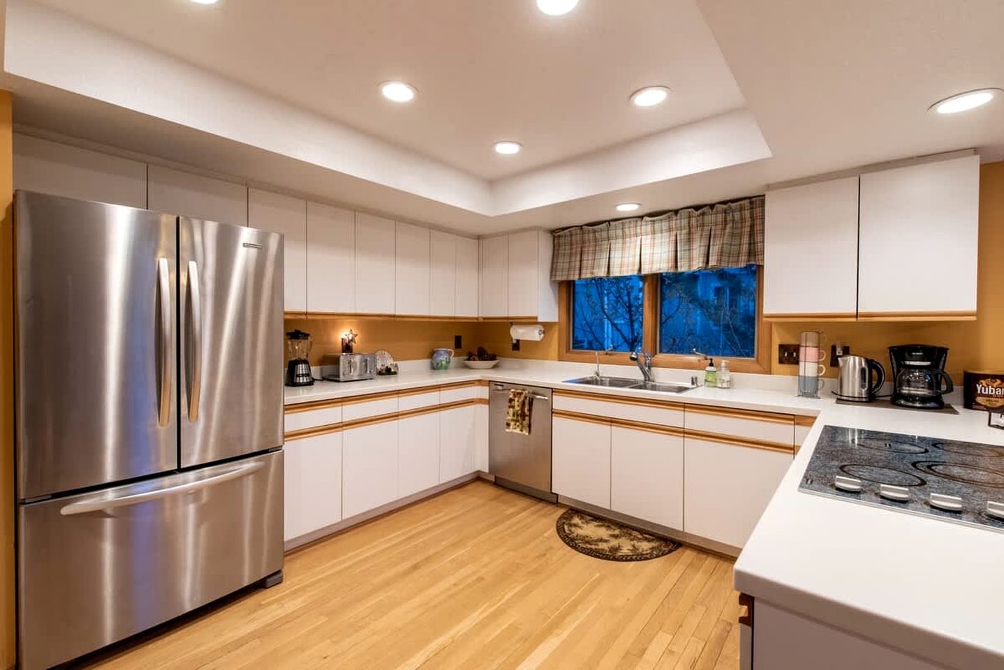 Spectacular Mountain Retreat: Big Cabin with Spa & Pool Table in Big Bear, California