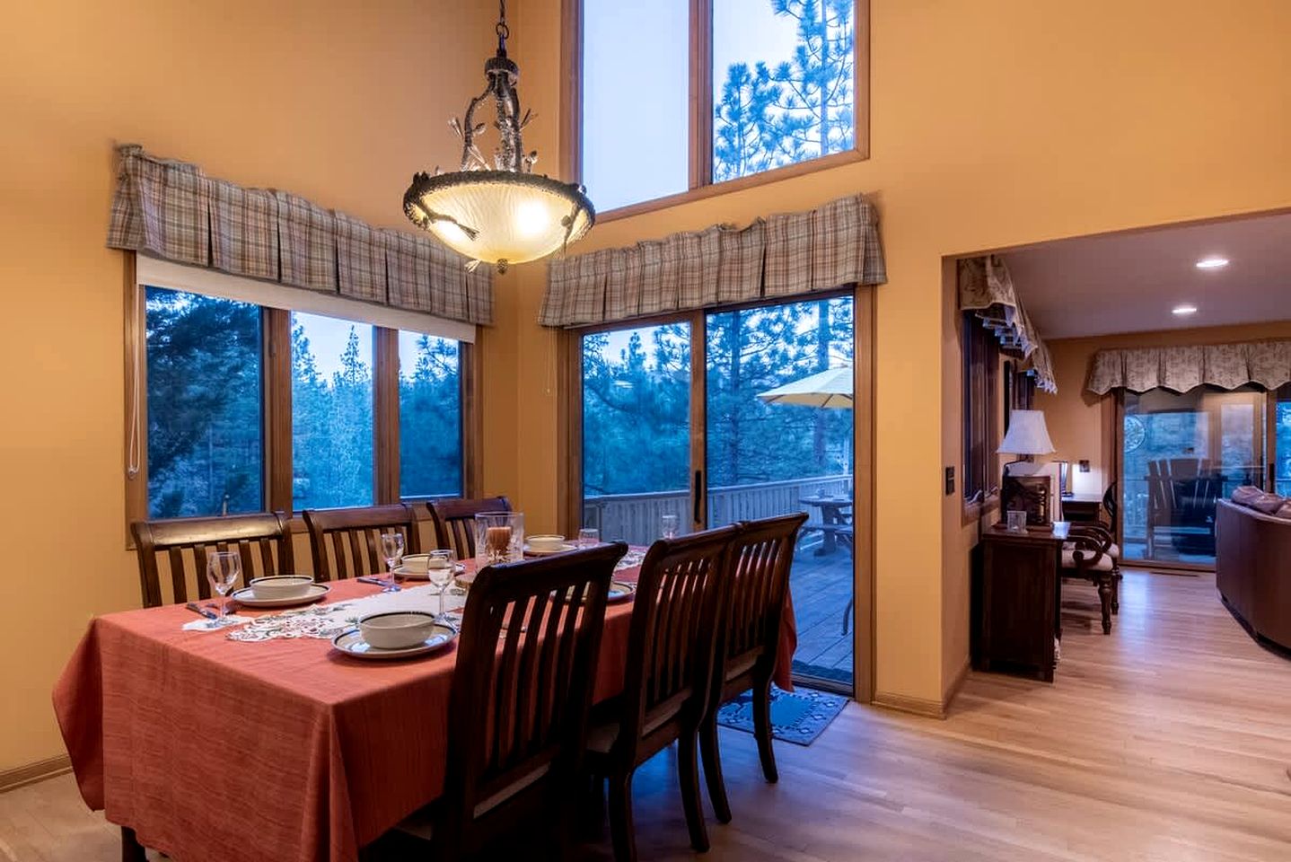 Spectacular Mountain Retreat: Big Cabin with Spa & Pool Table in Big Bear, California