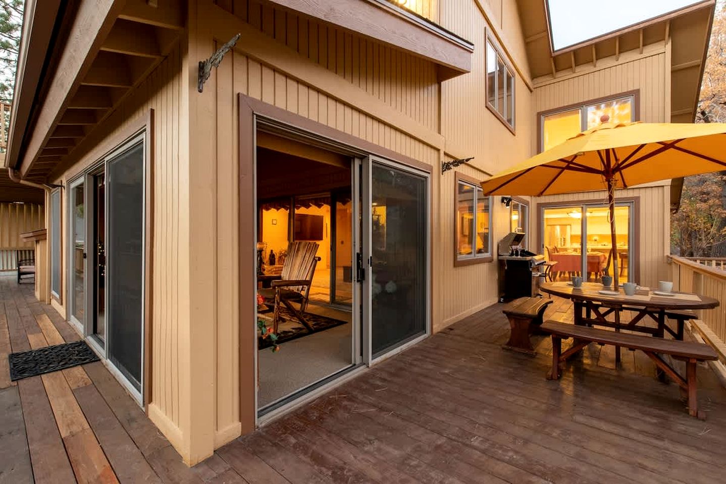 Spectacular Mountain Retreat: Big Cabin with Spa & Pool Table in Big Bear, California