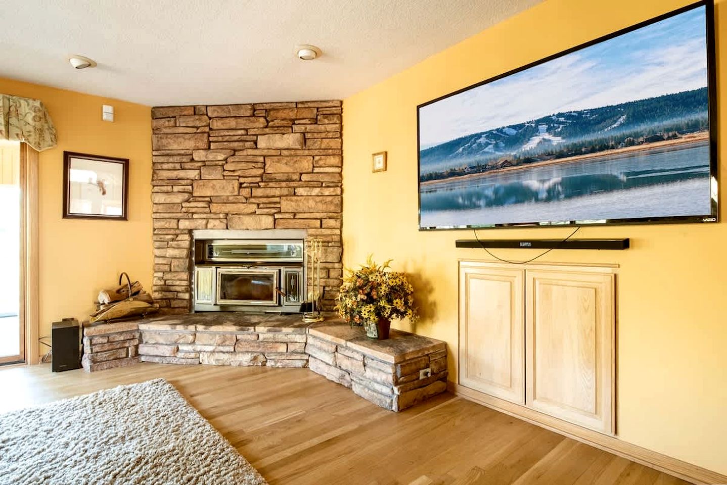 Spectacular Mountain Retreat: Big Cabin with Spa & Pool Table in Big Bear, California