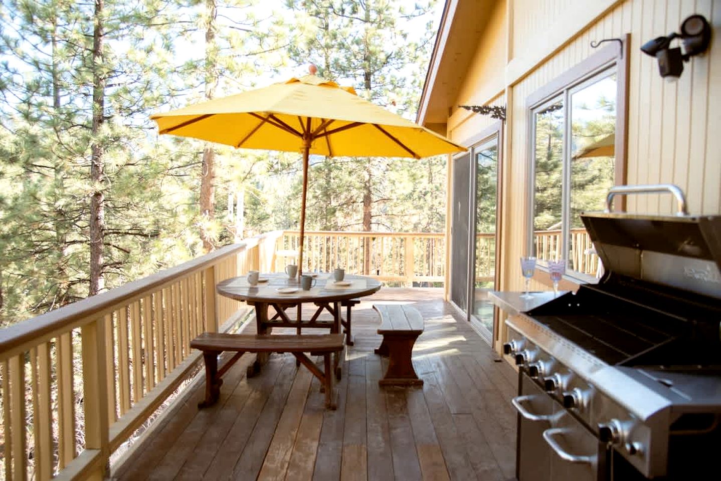 Spectacular Mountain Retreat: Big Cabin with Spa & Pool Table in Big Bear, California