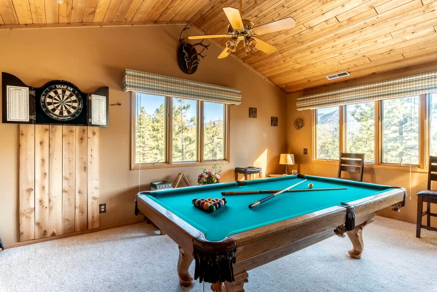 Spectacular Mountain Retreat: Big Cabin with Spa & Pool Table in Big Bear, California