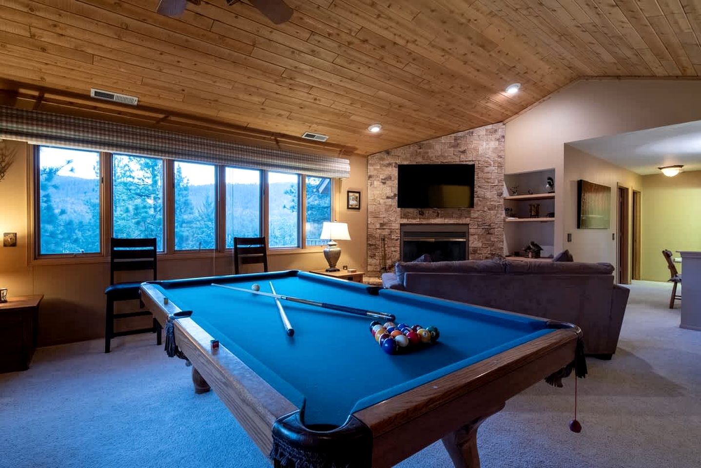 Spectacular Mountain Retreat: Big Cabin with Spa & Pool Table in Big Bear, California