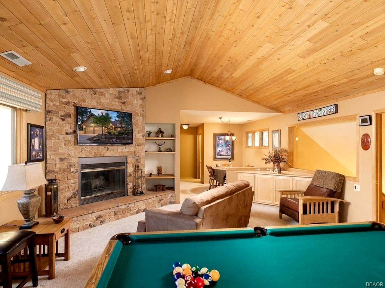 Spectacular Mountain Retreat: Big Cabin with Spa & Pool Table in Big Bear, California