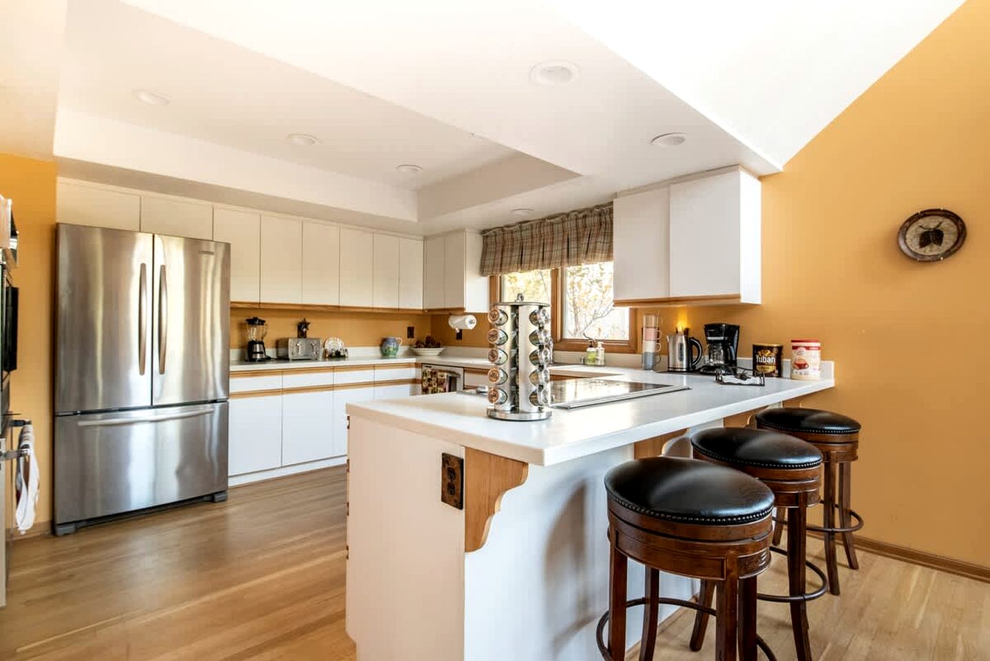 Spectacular Mountain Retreat: Big Cabin with Spa & Pool Table in Big Bear, California