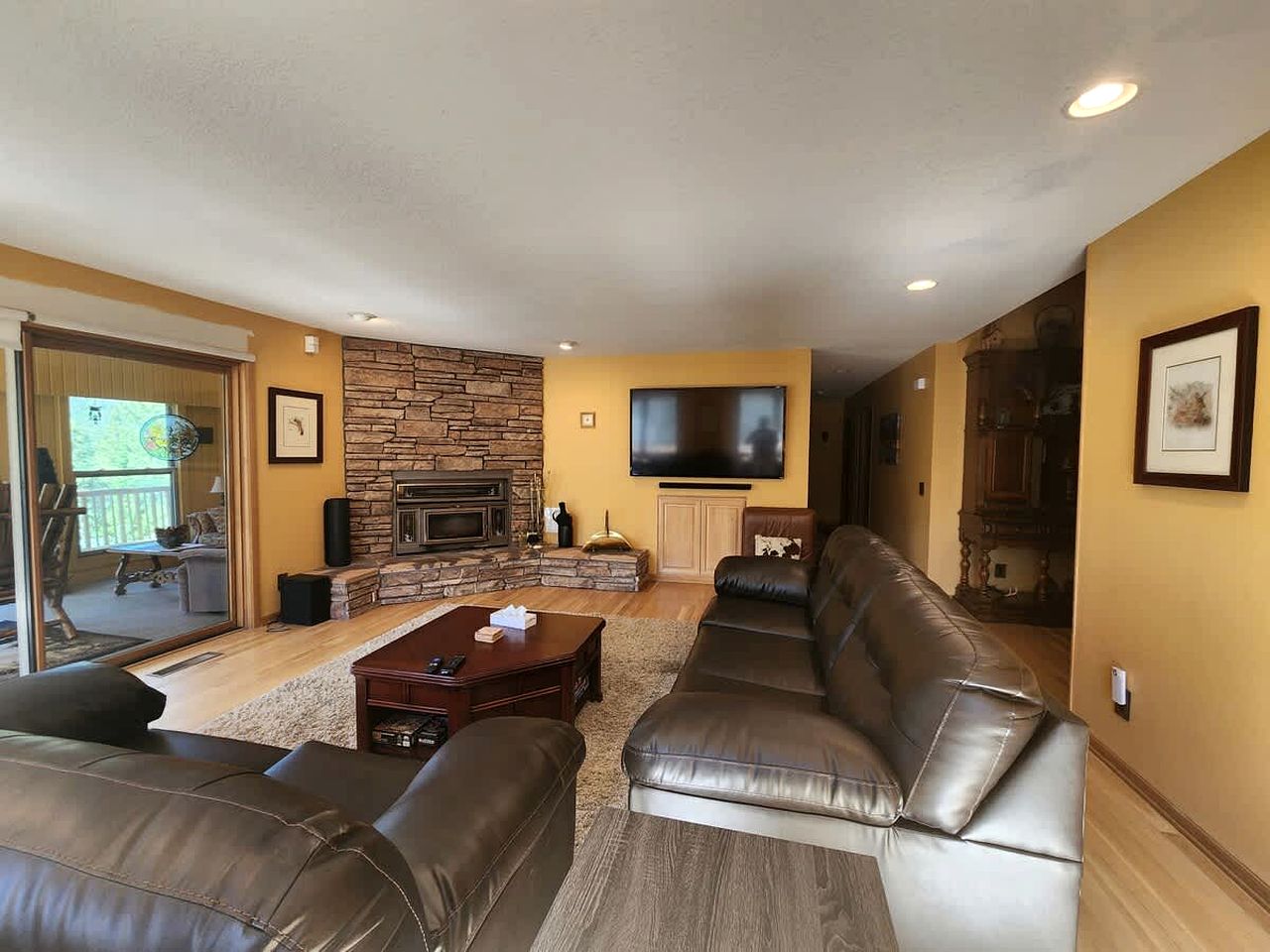 Spectacular Mountain Retreat: Big Cabin with Spa & Pool Table in Big Bear, California