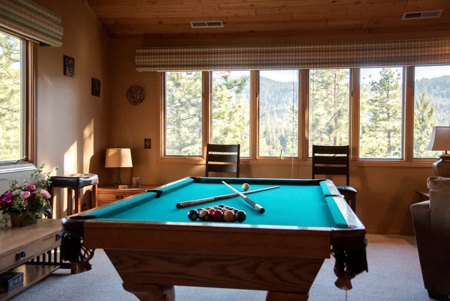 Spectacular Mountain Retreat: Big Cabin with Spa & Pool Table in Big Bear, California