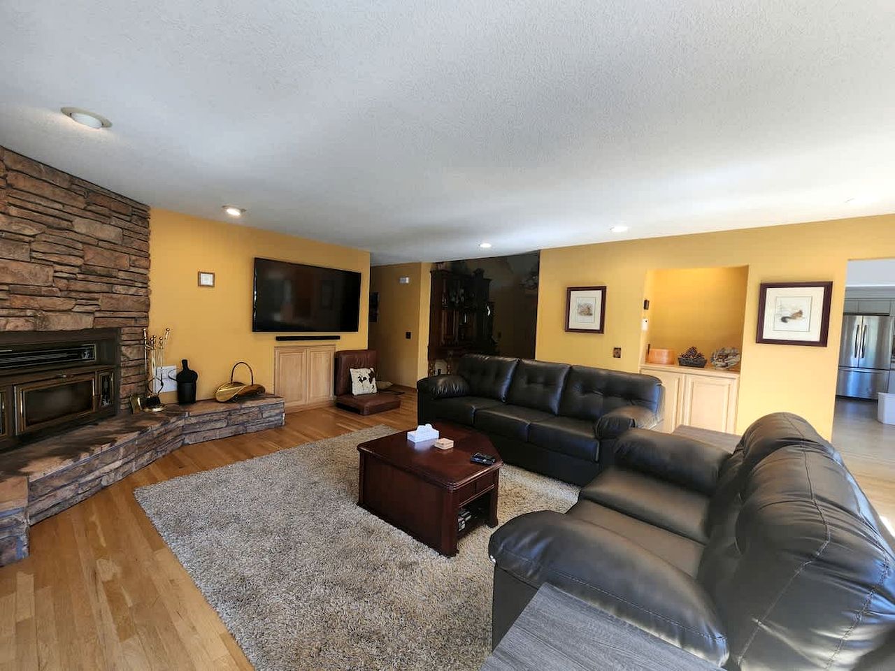 Spectacular Mountain Retreat: Big Cabin with Spa & Pool Table in Big Bear, California