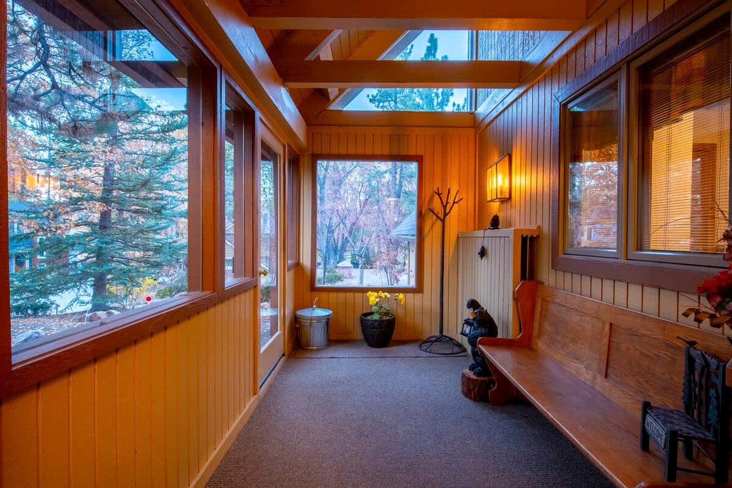 Spectacular Mountain Retreat: Big Cabin with Spa & Pool Table in Big Bear, California