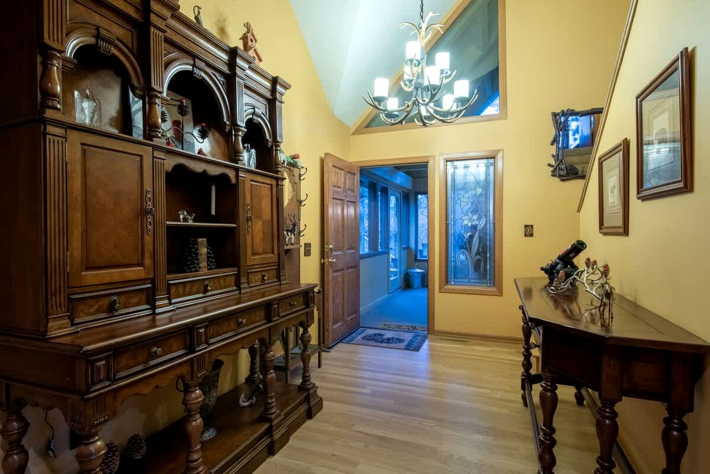 Spectacular Mountain Retreat: Big Cabin with Spa & Pool Table in Big Bear, California