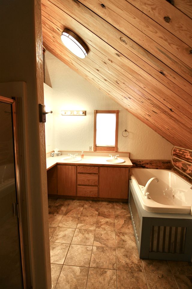 Spectacular Rustic Wooden Cabin in Blanding, Utah