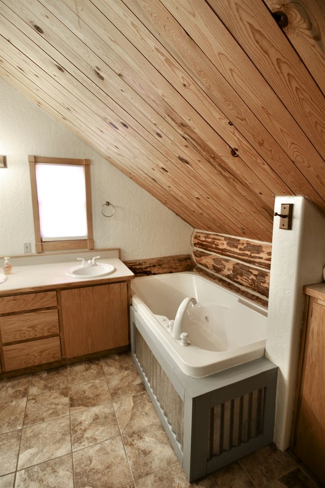 Spectacular Rustic Wooden Cabin in Blanding, Utah