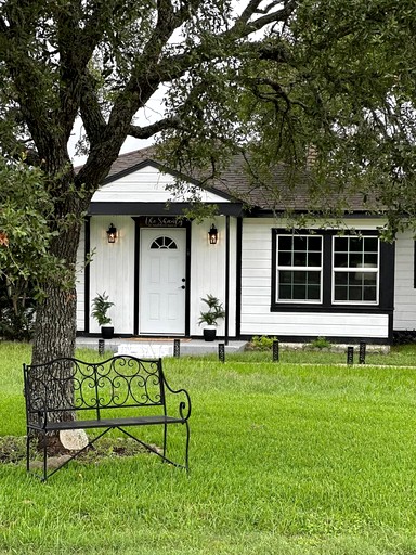 Cottages (United States of America, Round Top, Texas)