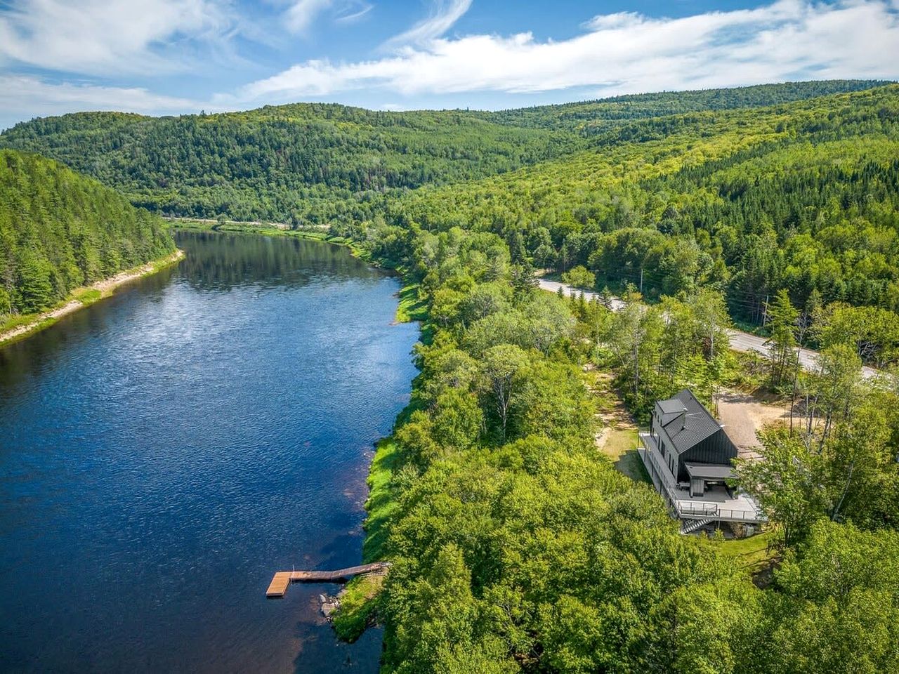 Spectacular Villa with Sauna, Jacuzzi, Kayaks and Amazing Outdoor and Indoor Living Space in St Mathieu du Parc, Quebec