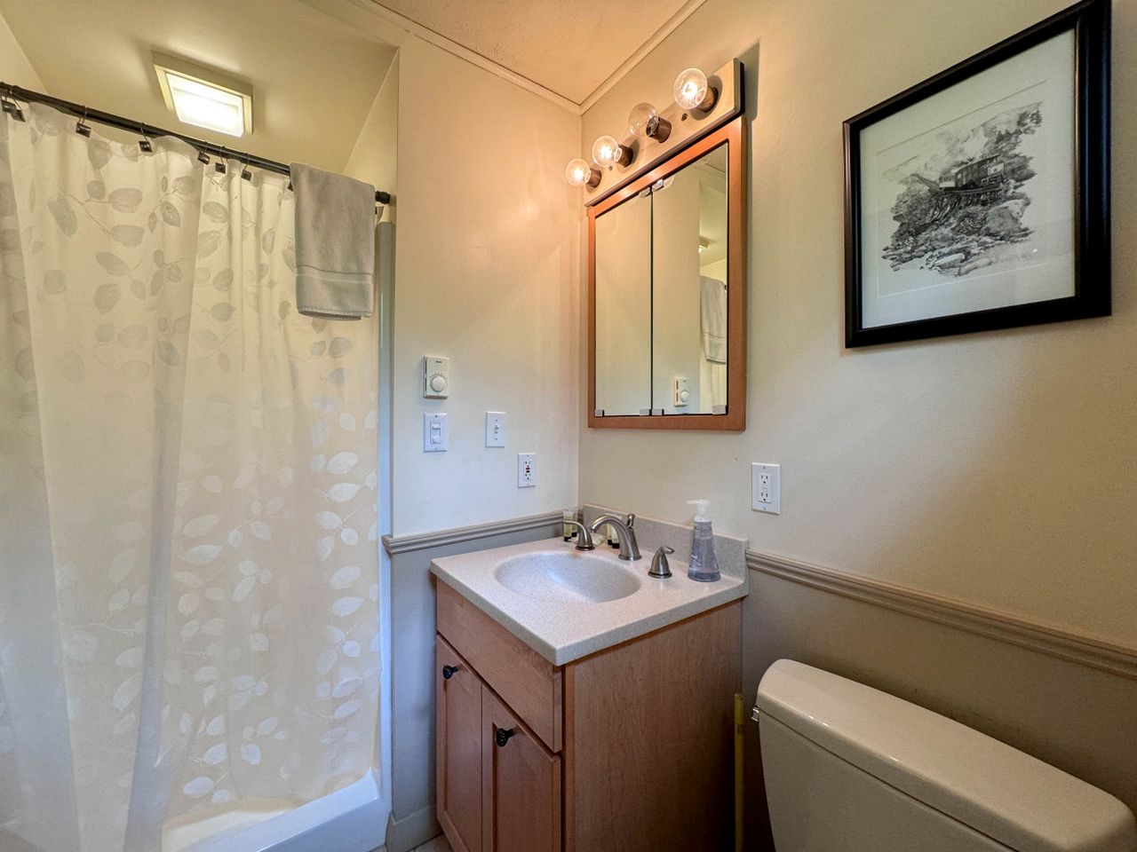 Spectacular Wooden Cabin with Barbecue and Hot-tub in Glen, New Hampshire