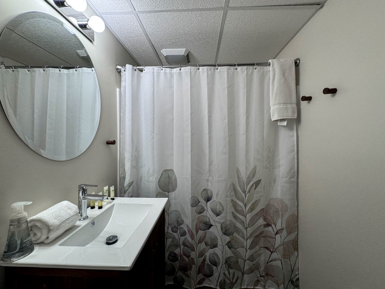 Spectacular Wooden Cabin with Barbecue and Hot-tub in Glen, New Hampshire