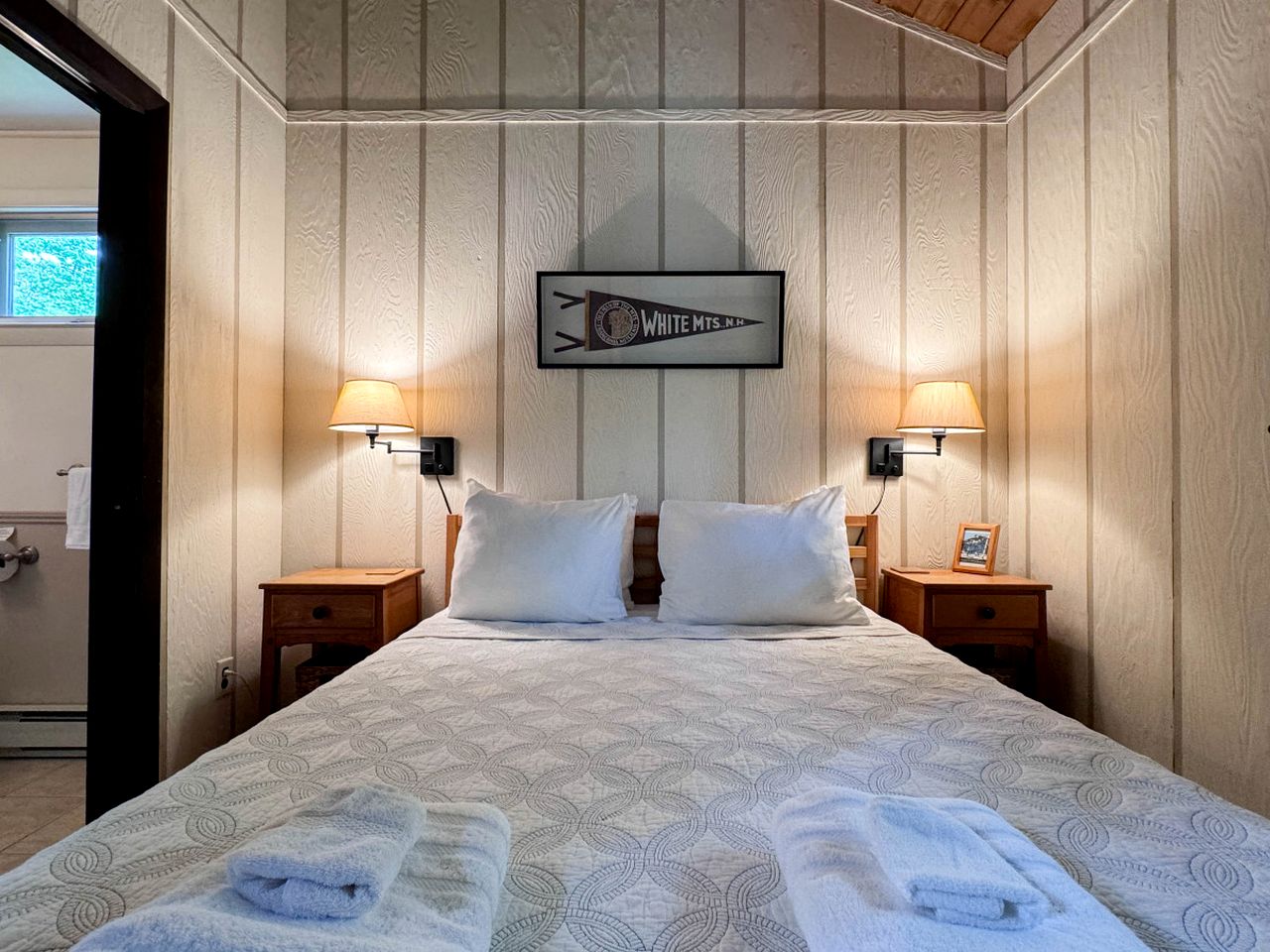 Spectacular Wooden Cabin with Barbecue and Hot-tub in Glen, New Hampshire