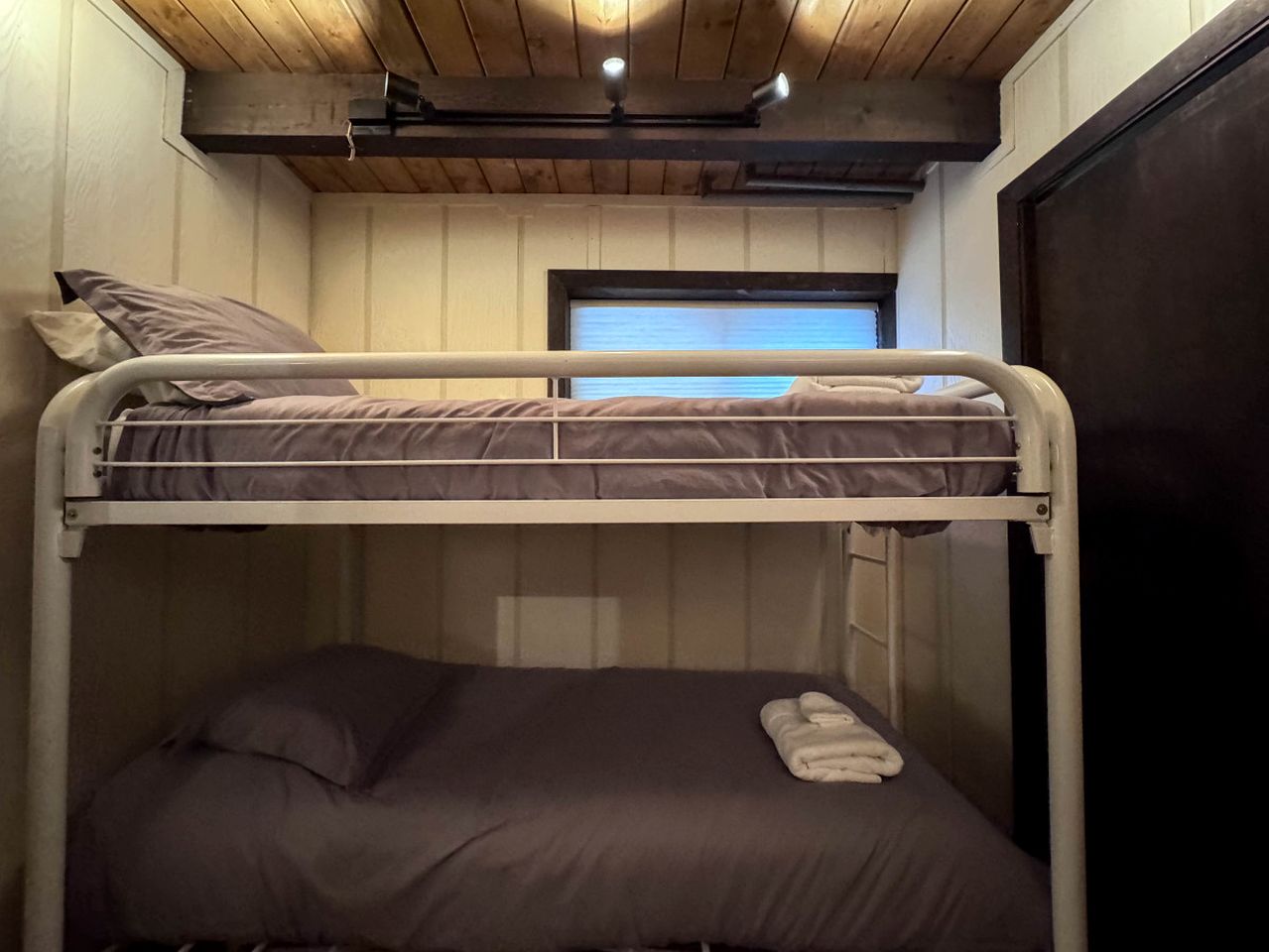 Spectacular Wooden Cabin with Barbecue and Hot-tub in Glen, New Hampshire