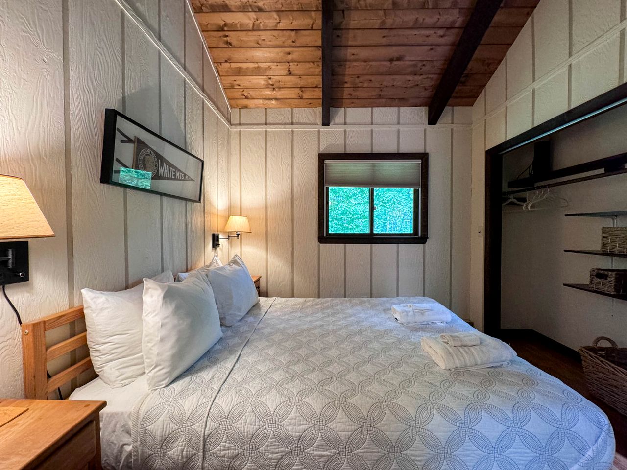 Spectacular Wooden Cabin with Barbecue and Hot-tub in Glen, New Hampshire