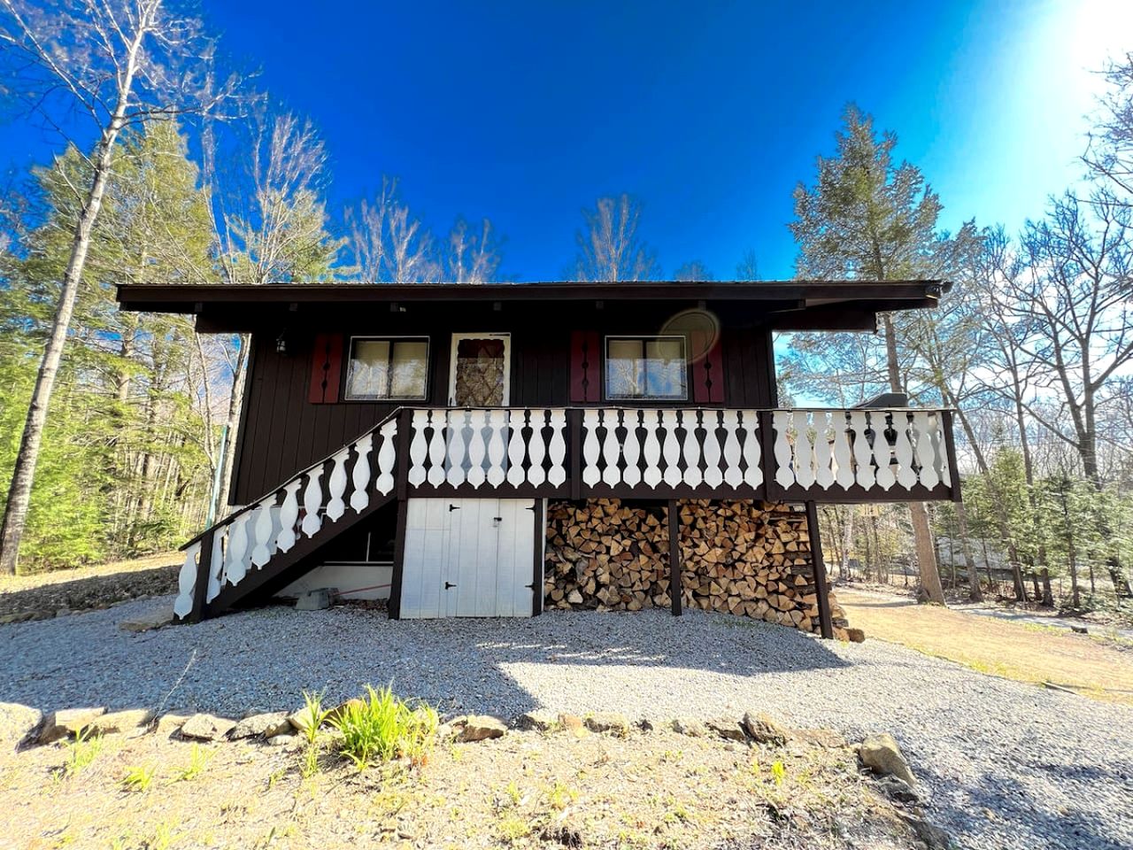 Spectacular Wooden Cabin with Barbecue and Hot-tub in Glen, New Hampshire