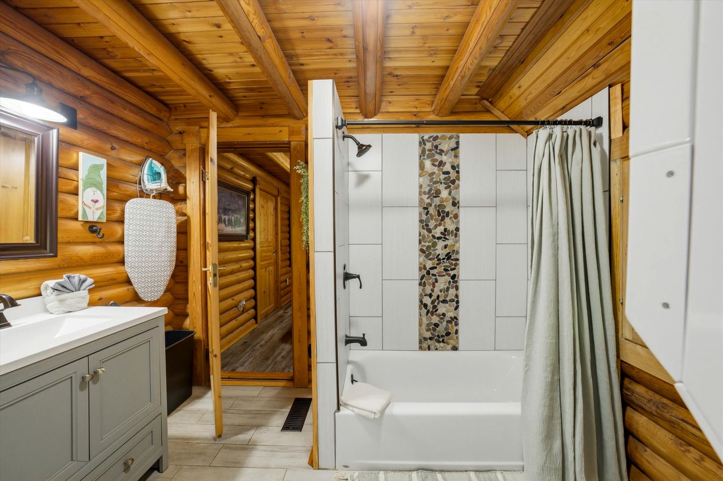 Spectacular Wooden Cabin with Hot-tub in Sevierville, Tennessee
