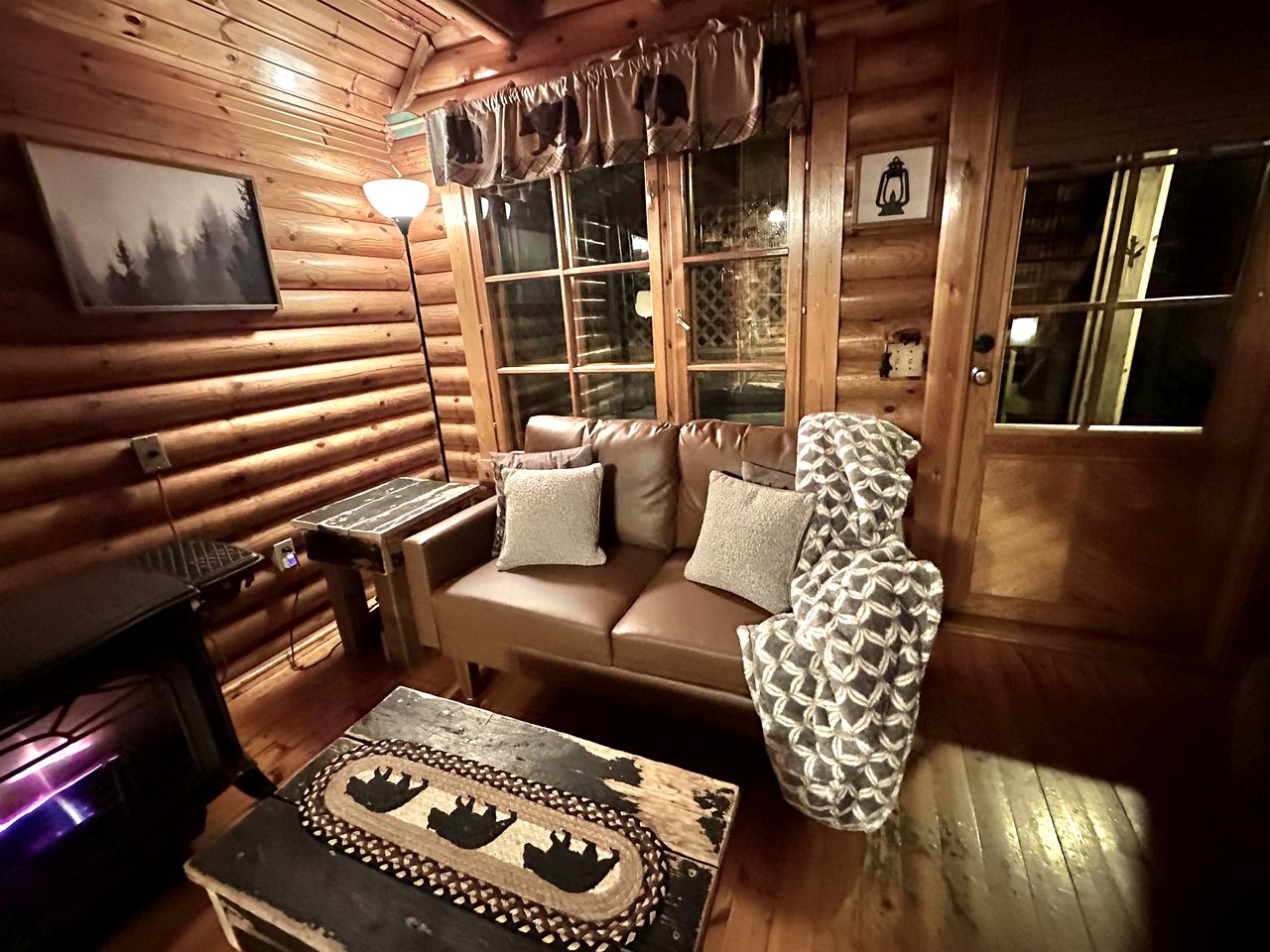 Spectacular Wooden Cabin with Hot-tub in Sevierville, Tennessee