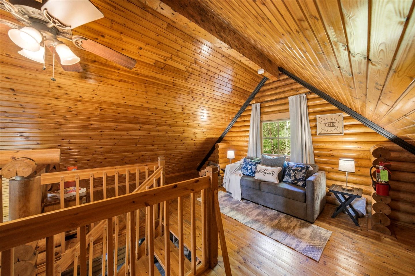 Spectacular Wooden Cabin with Hot-tub in Sevierville, Tennessee