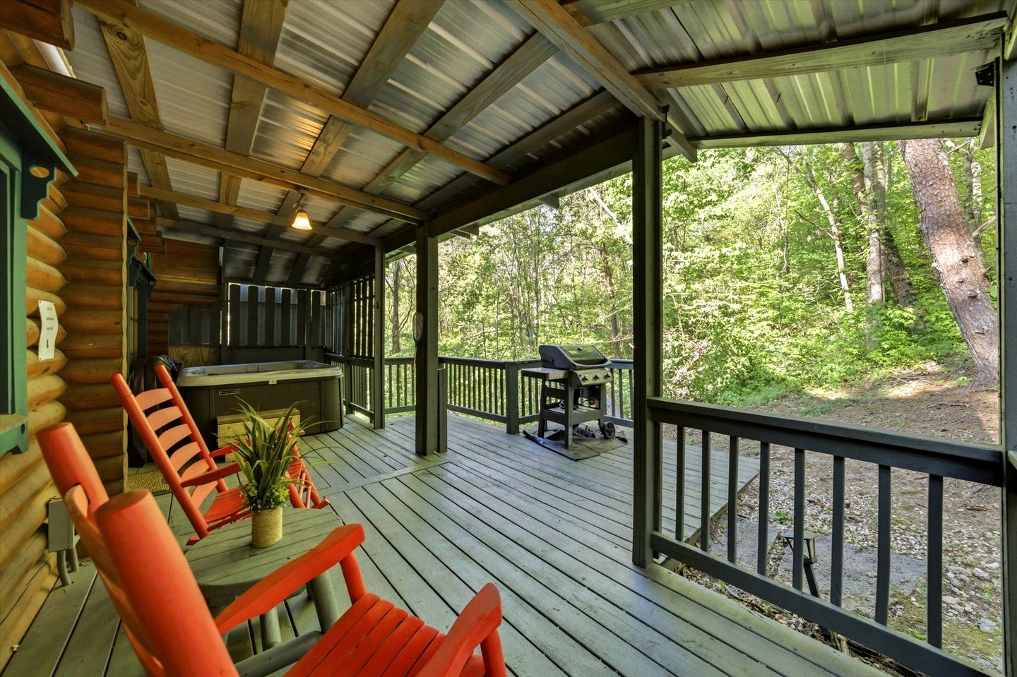 Spectacular Wooden Cabin with Hot-tub in Sevierville, Tennessee