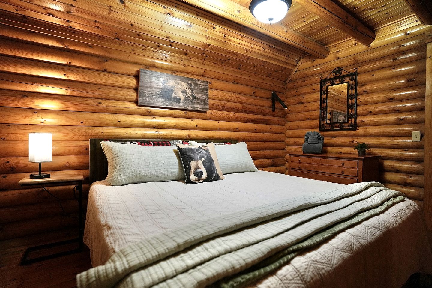 Spectacular Wooden Cabin with Hot-tub in Sevierville, Tennessee