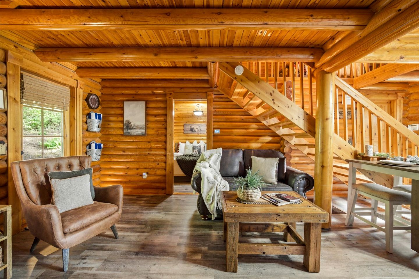 Spectacular Wooden Cabin with Hot-tub in Sevierville, Tennessee