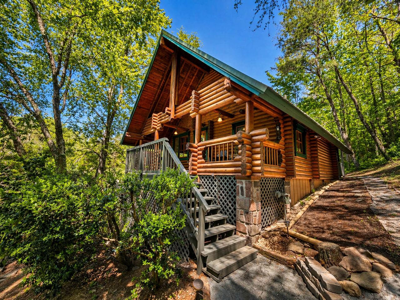 Spectacular Wooden Cabin with Hot-tub in Sevierville, Tennessee