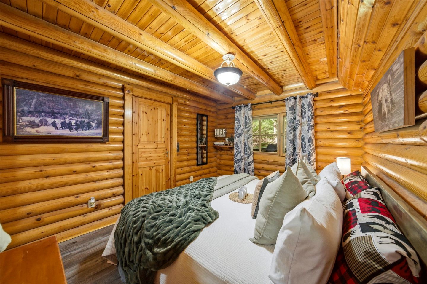 Spectacular Wooden Cabin with Hot-tub in Sevierville, Tennessee