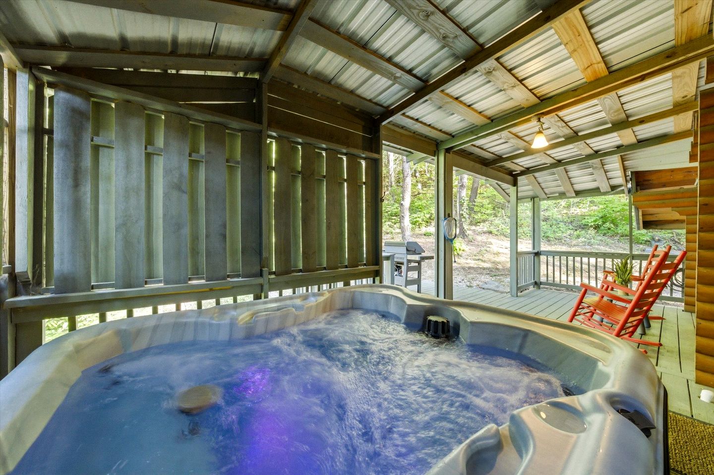 Spectacular Wooden Cabin with Hot-tub in Sevierville, Tennessee
