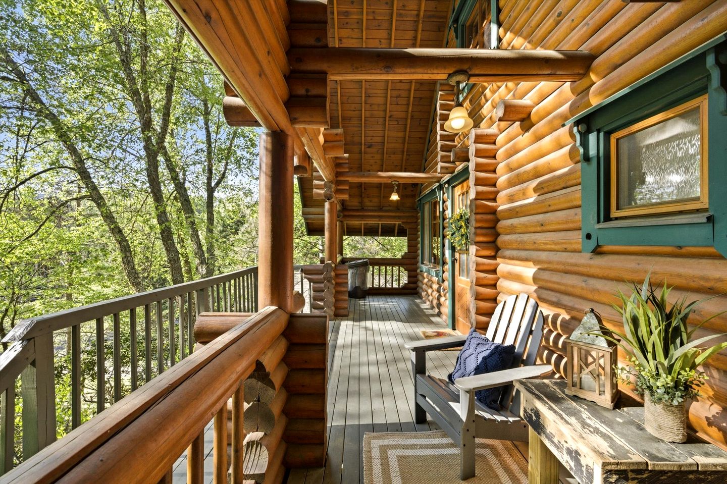 Spectacular Wooden Cabin with Hot-tub in Sevierville, Tennessee