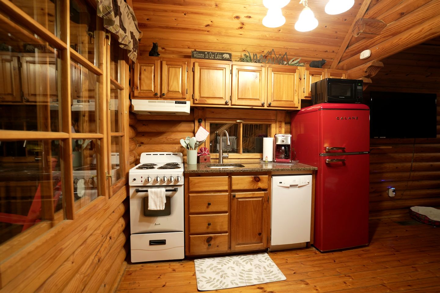 Spectacular Wooden Cabin with Hot-tub in Sevierville, Tennessee