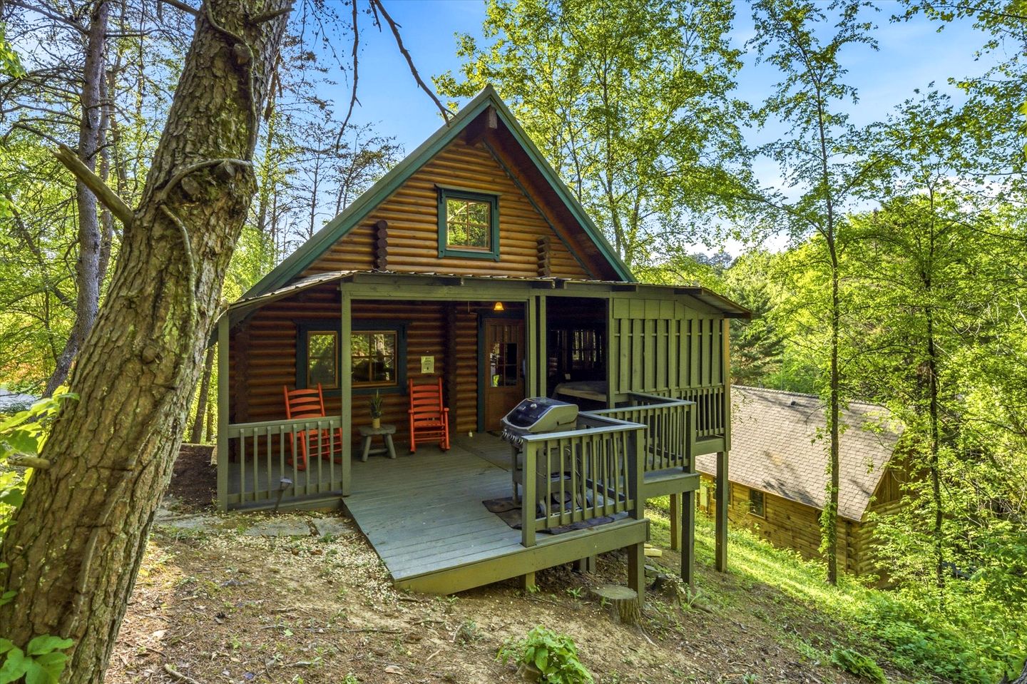 Spectacular Wooden Cabin with Hot-tub in Sevierville, Tennessee