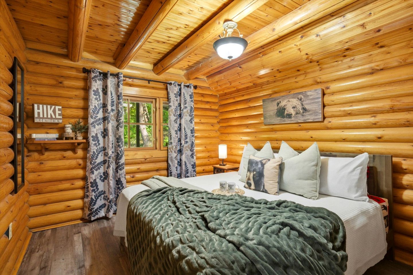 Spectacular Wooden Cabin with Hot-tub in Sevierville, Tennessee