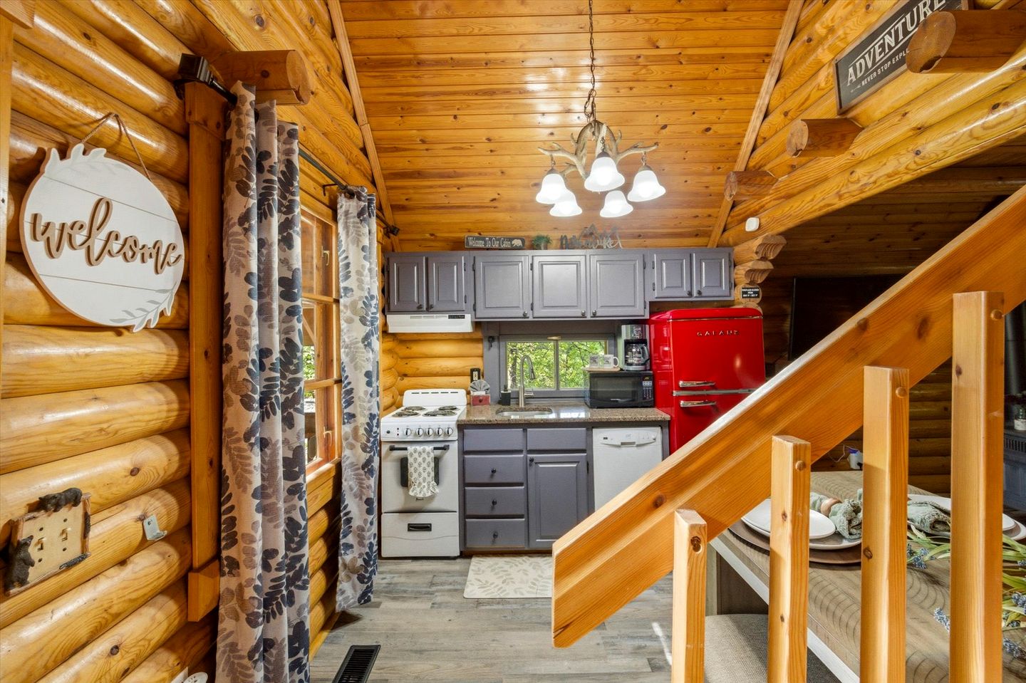 Spectacular Wooden Cabin with Hot-tub in Sevierville, Tennessee