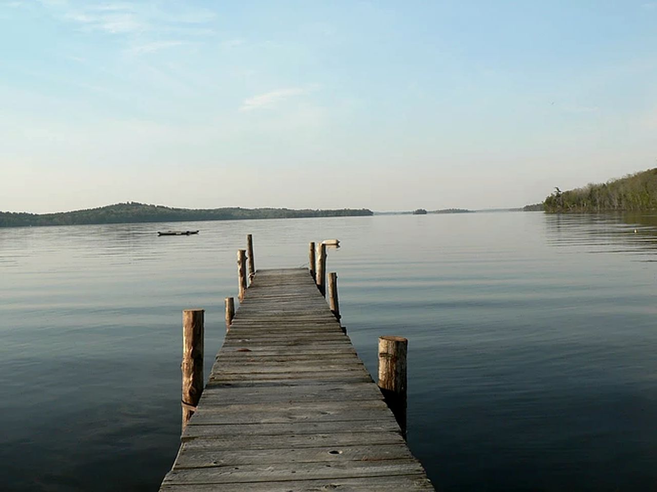 Picturesque Cottage Rental Situated on Great Pond in Maine